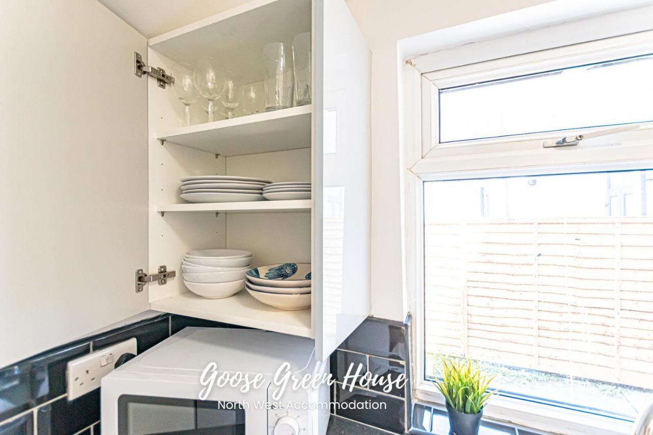 Modern 3Br House In Ince Ideal For Contractors & Long Stays Wigan Esterno foto