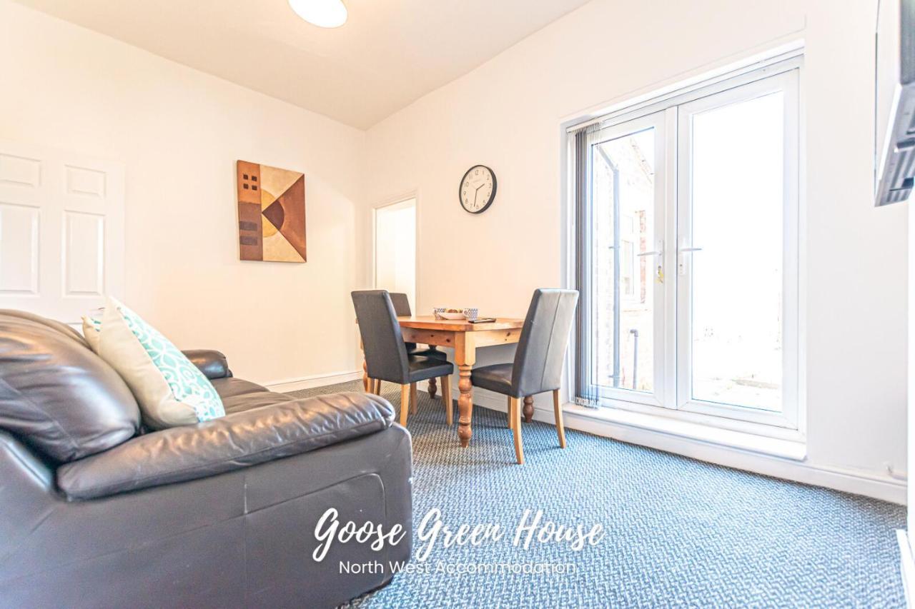 Modern 3Br House In Ince Ideal For Contractors & Long Stays Wigan Esterno foto