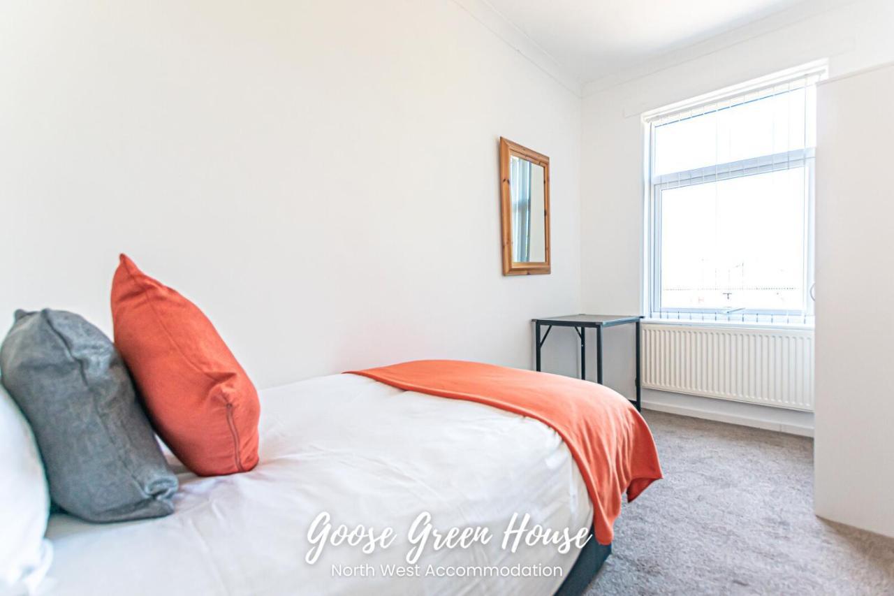 Modern 3Br House In Ince Ideal For Contractors & Long Stays Wigan Esterno foto