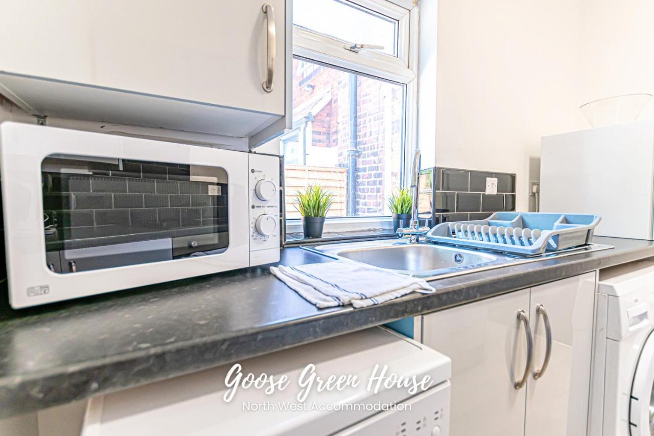 Modern 3Br House In Ince Ideal For Contractors & Long Stays Wigan Esterno foto