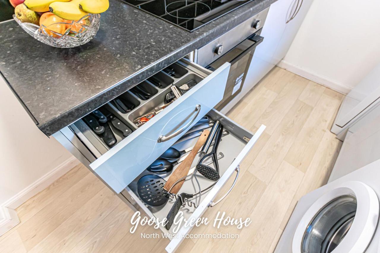 Modern 3Br House In Ince Ideal For Contractors & Long Stays Wigan Esterno foto