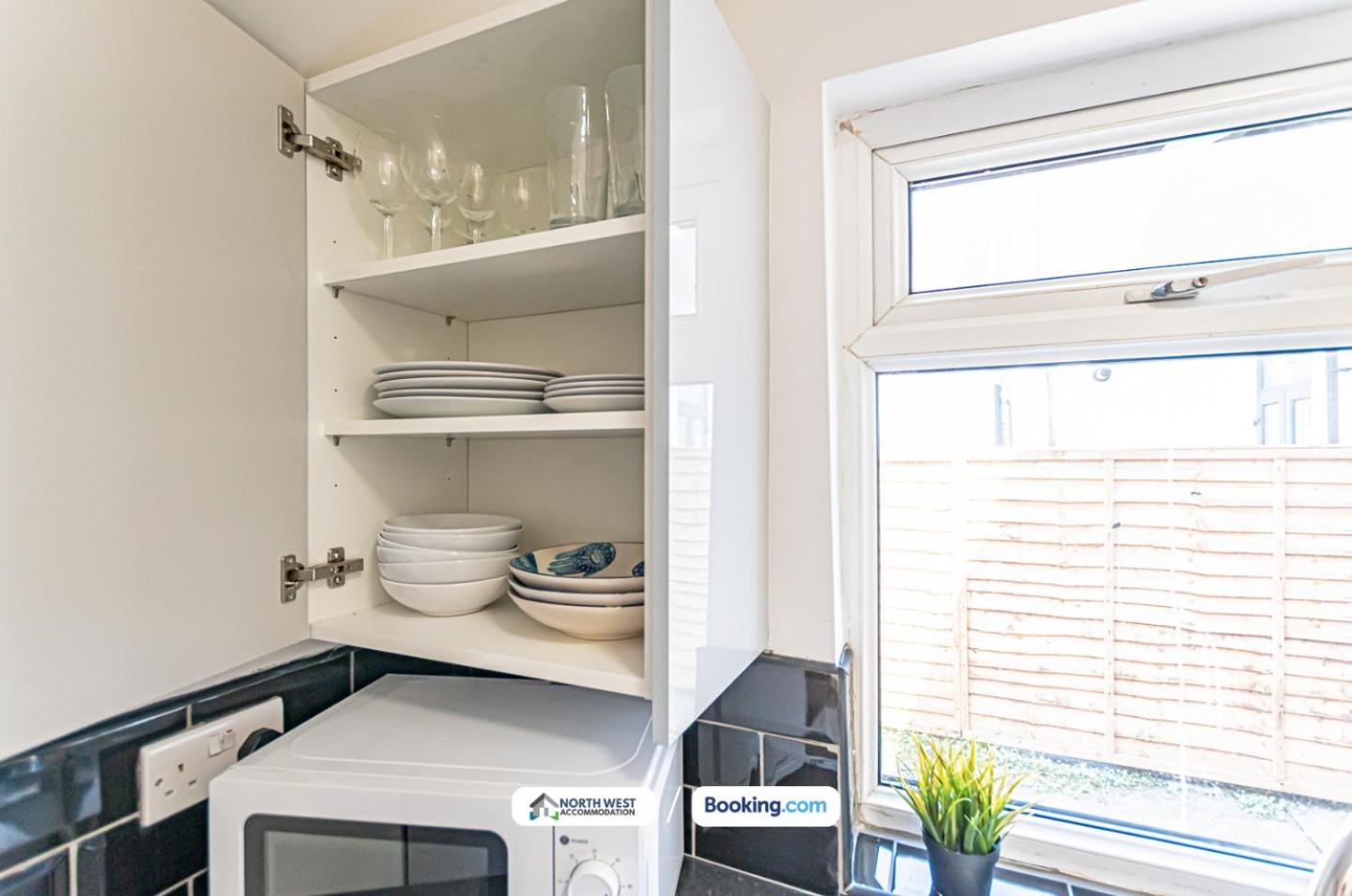 Modern 3Br House In Ince Ideal For Contractors & Long Stays Wigan Esterno foto
