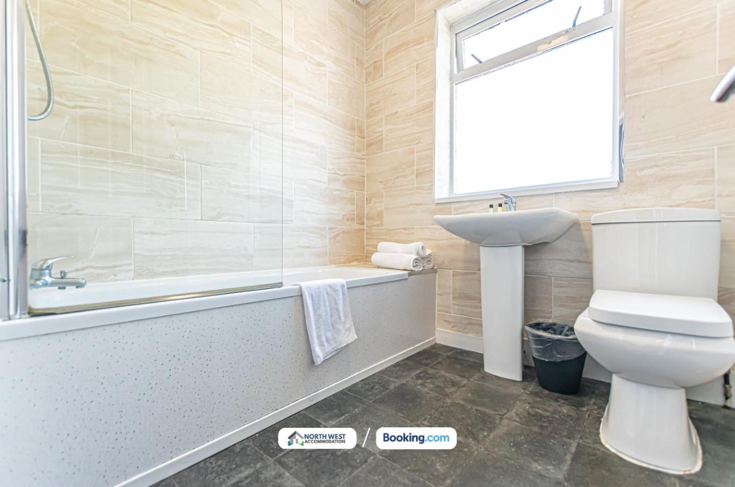 Modern 3Br House In Ince Ideal For Contractors & Long Stays Wigan Esterno foto