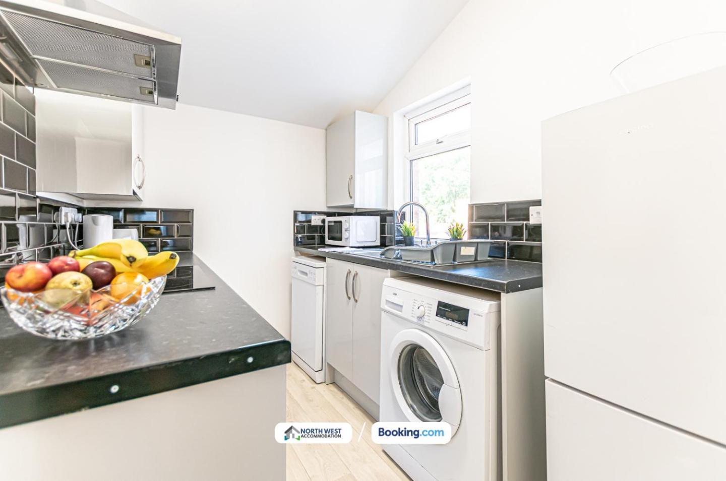 Modern 3Br House In Ince Ideal For Contractors & Long Stays Wigan Esterno foto